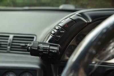 4万ポンド〜5万ポンド（邦貨換算約832万〜1040万円）で現在も販売中の日産R32型「スカイラインGT-R」（C）iconicauctioneers