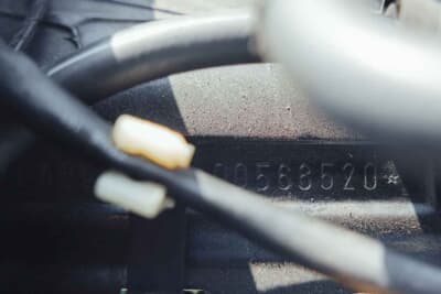 20万1250ユーロ(邦貨換算約3530万円)で落札されたランチア「デルタHF インテグラーレ エボルツィオーネ I マルティーニ5」(C)Courtesy of Broad Arrow