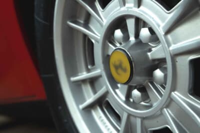 5万7500ユーロ（邦貨換算約1030万円）で落札されたフェラーリ「208GT4」（C）Bonhams