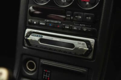 4万ポンド〜5万ポンド（邦貨換算約832万〜1040万円）で現在も販売中の日産R32型「スカイラインGT-R」（C）iconicauctioneers