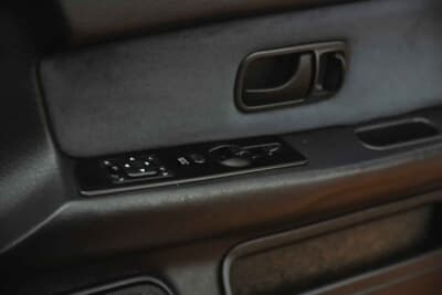 4万ポンド〜5万ポンド（邦貨換算約832万〜1040万円）で現在も販売中の日産R32型「スカイラインGT-R」（C）iconicauctioneers