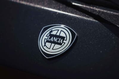 20万1250ユーロ(邦貨換算約3530万円)で落札されたランチア「デルタHF インテグラーレ エボルツィオーネ I マルティーニ5」(C)Courtesy of Broad Arrow