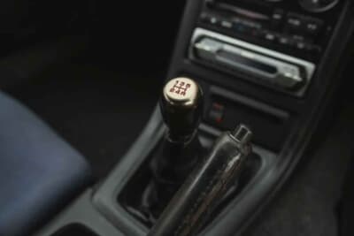 4万ポンド〜5万ポンド（邦貨換算約832万〜1040万円）で現在も販売中の日産R32型「スカイラインGT-R」（C）iconicauctioneers