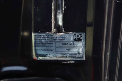 20万1250ユーロ(邦貨換算約3530万円)で落札されたランチア「デルタHF インテグラーレ エボルツィオーネ I マルティーニ5」(C)Courtesy of Broad Arrow