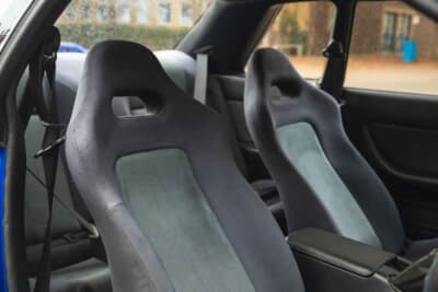 4万ポンド〜5万ポンド（邦貨換算約832万〜1040万円）で現在も販売中の日産R32型「スカイラインGT-R」（C）iconicauctioneers