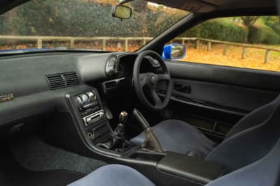 4万ポンド〜5万ポンド（邦貨換算約832万〜1040万円）で現在も販売中の日産R32型「スカイラインGT-R」（C）iconicauctioneers