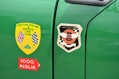 オースチン ヒーレー スプライトMk.I：ITOIGAWA CLASSIC CAR CLUBの30周年記念ステッカー（右）とBRITISH RACING & SPORTS CAR CLUB（左）のステッカーが貼られている