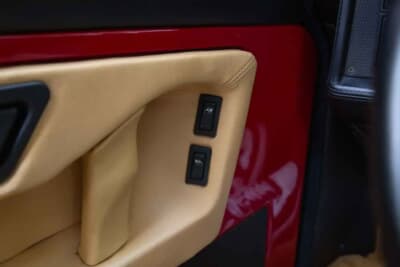 6万5250ポンド（邦貨換算約1318万円）で落札されたアルファ ロメオ「SZ」（C）iconicauctioneers