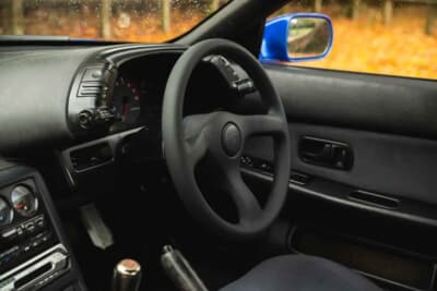 4万ポンド〜5万ポンド（邦貨換算約832万〜1040万円）で現在も販売中の日産R32型「スカイラインGT-R」（C）iconicauctioneers