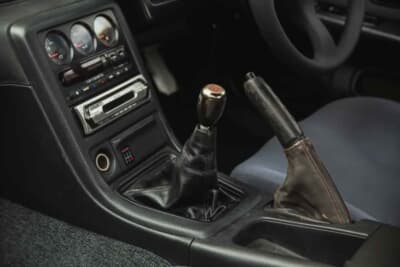 4万ポンド〜5万ポンド（邦貨換算約832万〜1040万円）で現在も販売中の日産R32型「スカイラインGT-R」（C）iconicauctioneers