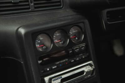 4万ポンド〜5万ポンド（邦貨換算約832万〜1040万円）で現在も販売中の日産R32型「スカイラインGT-R」（C）iconicauctioneers