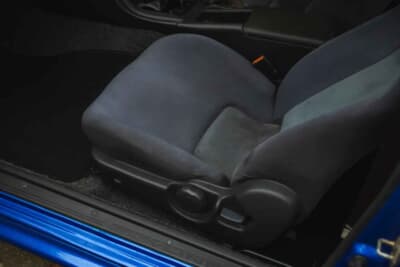 4万ポンド〜5万ポンド（邦貨換算約832万〜1040万円）で現在も販売中の日産R32型「スカイラインGT-R」（C）iconicauctioneers