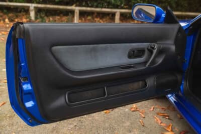 4万ポンド〜5万ポンド（邦貨換算約832万〜1040万円）で現在も販売中の日産R32型「スカイラインGT-R」（C）iconicauctioneers