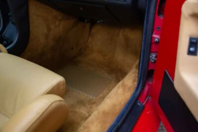 6万5250ポンド（邦貨換算約1318万円）で落札されたアルファ ロメオ「SZ」（C）iconicauctioneers