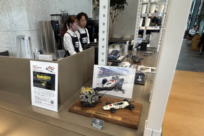 タミヤプラモデルファクトリー東京のカフェの隣にF1マシンとエンジンモデルを展示