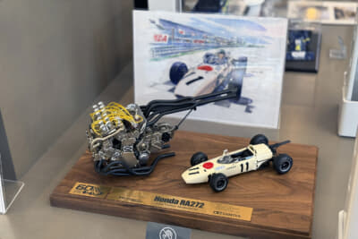 Honda RA272 First Victory Memorial Set:イラストレーター故・BOW氏のイラスト付き。イラストのF1マシンを運転席に座るのは故・本田宗一郎だ