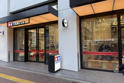 タミヤプラモデルファクトリー東京はJR東京メトロ、都営線の新橋駅から徒歩5分の好立地にある