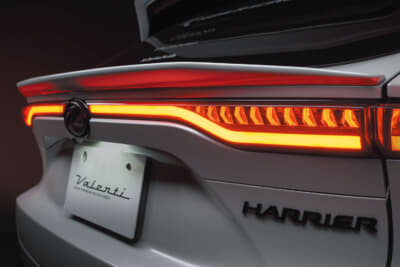 ヴァレンティ:ジュエルLEDテールランプ・ウルトラタイプⅡ。タイプⅠでは上部に直線の一文字だったが、このタイプⅡでは途中でナナメに変化して下部を貫くデザインに。未来的で洗練度も満点