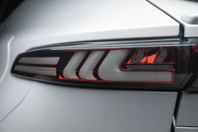 ヴァレンティ:3D感の強いライトバー形 洗練された一文字ライン状だったり、LEDチップが直接見えないインナーレンズ採用だったり。消灯時も個性的でスマートなのも好感が持てる