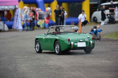 オースチン ヒーレー スプライトMk.I：クルマを手に入れた時点では、バンパーレスのスチールホイールという姿だったそうだが、その後バンパーを装着し、ワイヤーホイールへと変更した