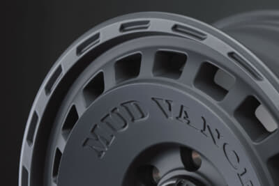 MUDVANCE DX：リムのスクエアなディンプル加工やディスクのホールも斬新。ディスクの外側が一度立ち上がるためにセンターとの高低差は秀逸。ぜひ注目したい