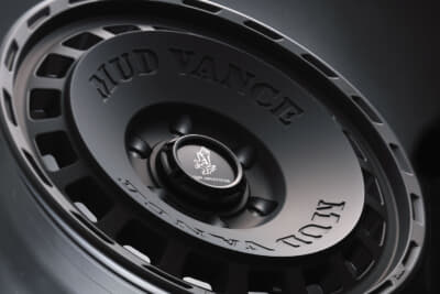 MUDVANCE DX：このインパクトは足元に強烈な迫力をもたらしてくれる。ちなみにトヨタ シエンタやホンダ フリードなどでも履けるサイズまでフルラインアップで用意されている