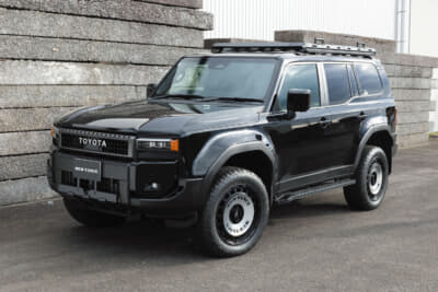 MUDVANCE DX：ランドクルーザー250に装着されたDXのマットブラックポリッシュでは、ロゴの存在感が際立ち、より強いインパクトを獲得する