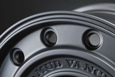 MUDVANCE CL：ホイールの外周部はミニマムなホールを配置し、クラシカルなイメージを強調する。ランクル70や250、ジムニーといったクロカン色の濃い車種をターゲットに据える