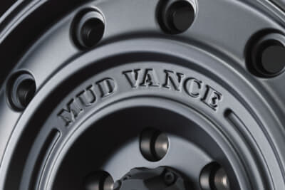 MUDVANCE CL：センス良く文字が刻まれるディスク部分。凹型文字が使われるが、この部分もホイールと同色の塗装となるため、さり気ないイメージを醸し出す