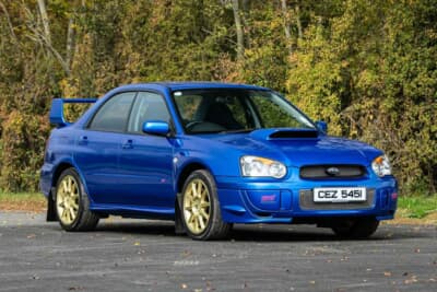 3万2000ポンド〜3万8000ポンド(邦貨換算約674万円〜801万円)で現在も販売中のスバル「インプレッサ WRX STI」(C)iconicauctioneers