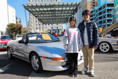 1997年式MRスパイダーとオーナーの廣見正義さん。隣はイベントに一緒に参加していた娘の優花さん