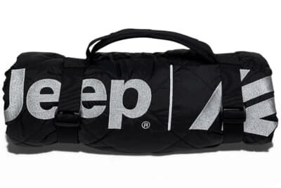 Jeep Wrangler Snow Trace:成約特典のJeep×K2のオリジナルブランケット(キャリングストラップ付き)