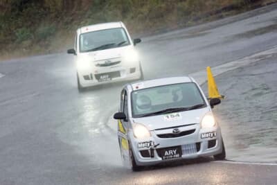 雨のエビスサーキット西コースで行われた今シーズン最終戦。小松と茂木が2位の座を賭けてスタート直後からバトルを繰り広げた