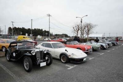 モーガン・クラブ・ニッポンが主催するニューイヤーラリーの会場、ホテル日航成田の駐車場に集結したクラシックカーたち