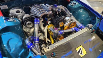 マツダ RX-7:20B型3ローターのトリプルタービン仕様のエンジンルームは圧巻だ。見事に縦に3基のタービンが並ぶ