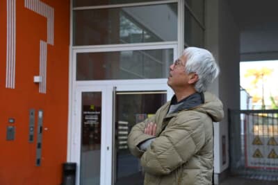 かつてスープラ開発事務所があったビルの前で、感慨深そうに佇む多田さん