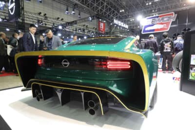 日産 RZ34 フェアレディZ：FRPではなく、あえてのアルミパネルベースで成形したワンオフのワイドフェンダーの造形は、全幅2m超えのド迫力ボディ