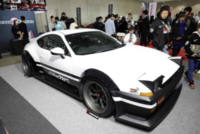 トヨタ86：当時の昭和車ならではの“モール付き”バンパーに加えて、レトロなオレンジ色のウインカーとフォグランプのセット位置にもこだわった