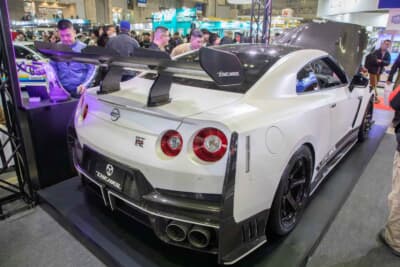 日産 GT-R：足まわりの注目は、THE HKSのために新たに開発された、純正電子制御との連携を可能にしたハイパーマックスR車高調整式サスペンション