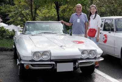 1965年式シボレー コルベット コンバーチブルで「スプレンドーレ伊香保」に参加した根本勝さんと濱中庸子さんのペア