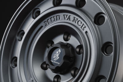 MUDVANCE CL：センターは一段と窪み、奥行き感を演出。ネオクラシックなデザインをダイレクトに感じさせる要因だ。メカメカしいセンターにも注目だ