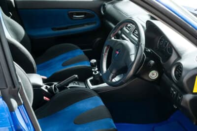 3万2000ポンド〜3万8000ポンド(邦貨換算約674万円〜801万円)で現在も販売中のスバル「インプレッサ WRX STI」(C)iconicauctioneers