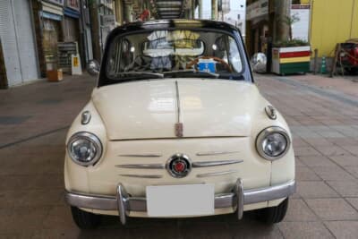 フィアット 600：クルマの素性を知らないと、一瞬「500」かと勘違いしそうなほど、デザインコンセプトは似ている顔付き