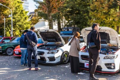 ジャンルの異なる車両であっても、愛車好きのオーナー同士はすぐに打ち解けてクルマ談義に花を咲かせていた