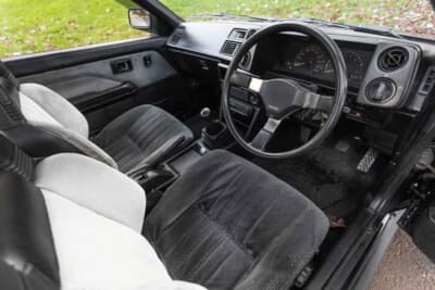 3万5000ポンド〜4万5000ポンド（約740万円〜約950万円）で現在も販売中のトヨタ「カローラ レビン」（C）iconicauctioneers