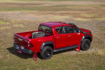 TRD_HILUX：実際にラリーに参戦したマシン。車内にはローグゲージが装着されていた