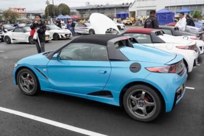 ホンダ S660:ビート&S660の聖地であるマザープレイス ヤチヨで開催された「BSミーティング」。雨にも負けず合計252台が集合、“ずっきー”さんの愛車も会場へ並ぶ