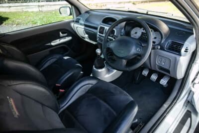 3万7083英ポンド（邦貨換算約約783万円）で落札されたルノー「スポール クリオV6」（C）iconicauctioneers