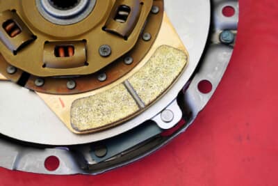 3枚羽にスプリング付きとオーソドックスに見えるセラメタの強化クラッチ。メタルと思えない軽さは、摩擦材の配合に秘密があるのだ