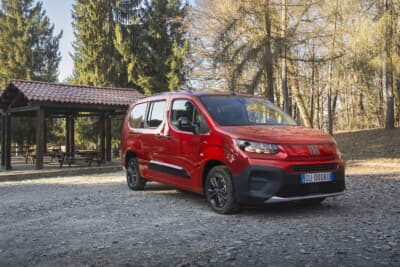 フィアットQUBO L:グレードはベーシックなPOP、ミドルグレードのICON、最上位のLA PRIMAの3種類を設定